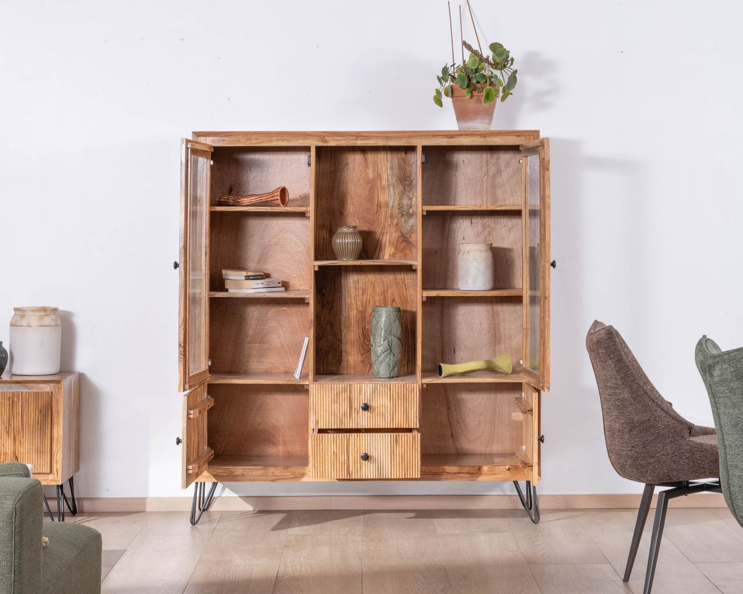 Mobile portavivande retrò "Wendy" in legno d'acacia e gambe in metallo con frontali in rilievo e ante in vetro