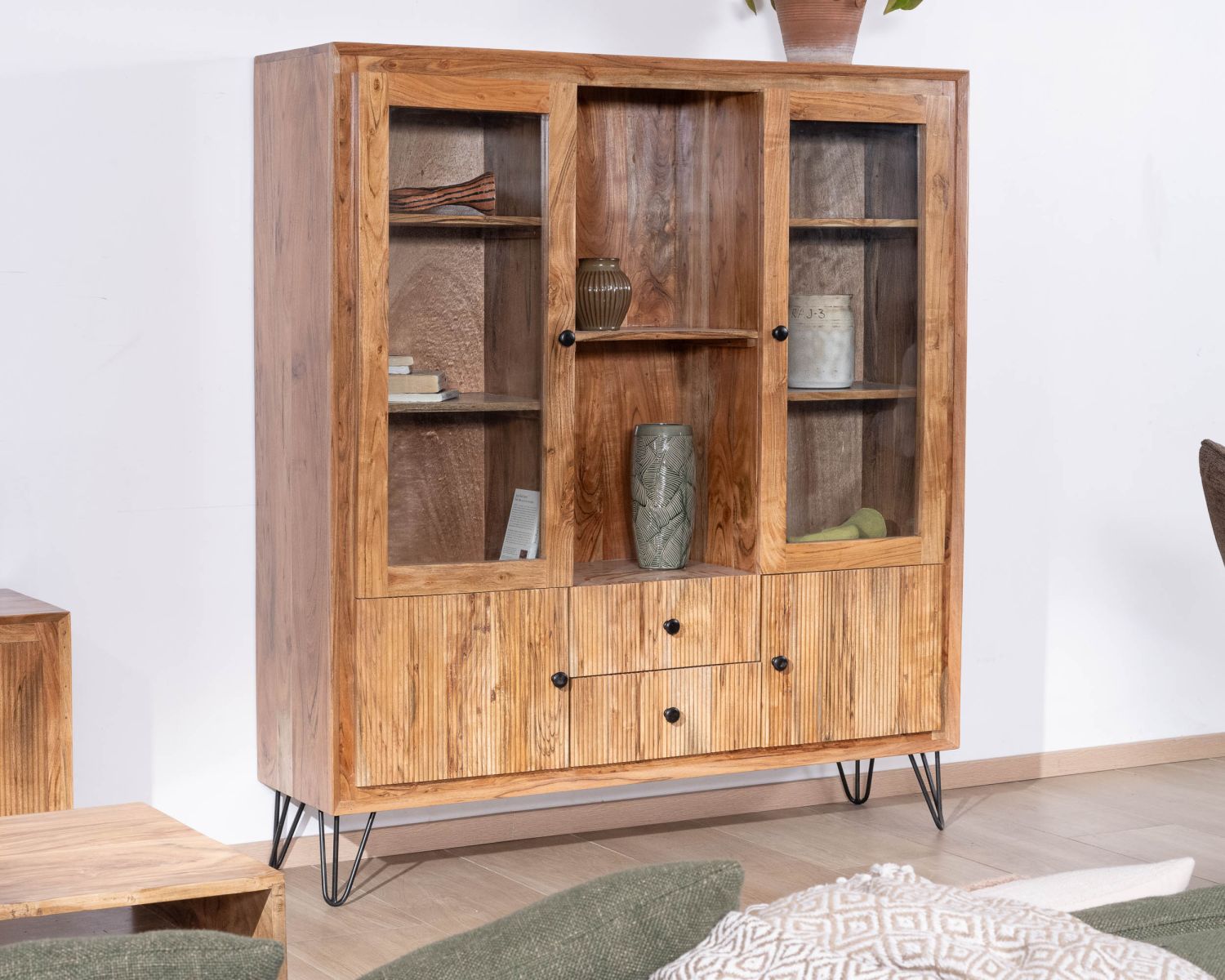 Mobile portavivande retrò "Wendy" in legno d'acacia e gambe in metallo con frontali in rilievo e ante in vetro