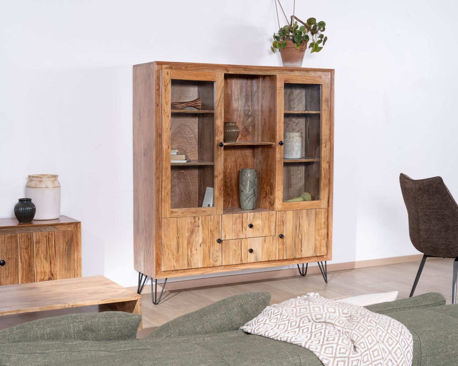 Mobile portavivande retrò "Wendy" in legno d'acacia e gambe in metallo con frontali in rilievo e ante in vetro