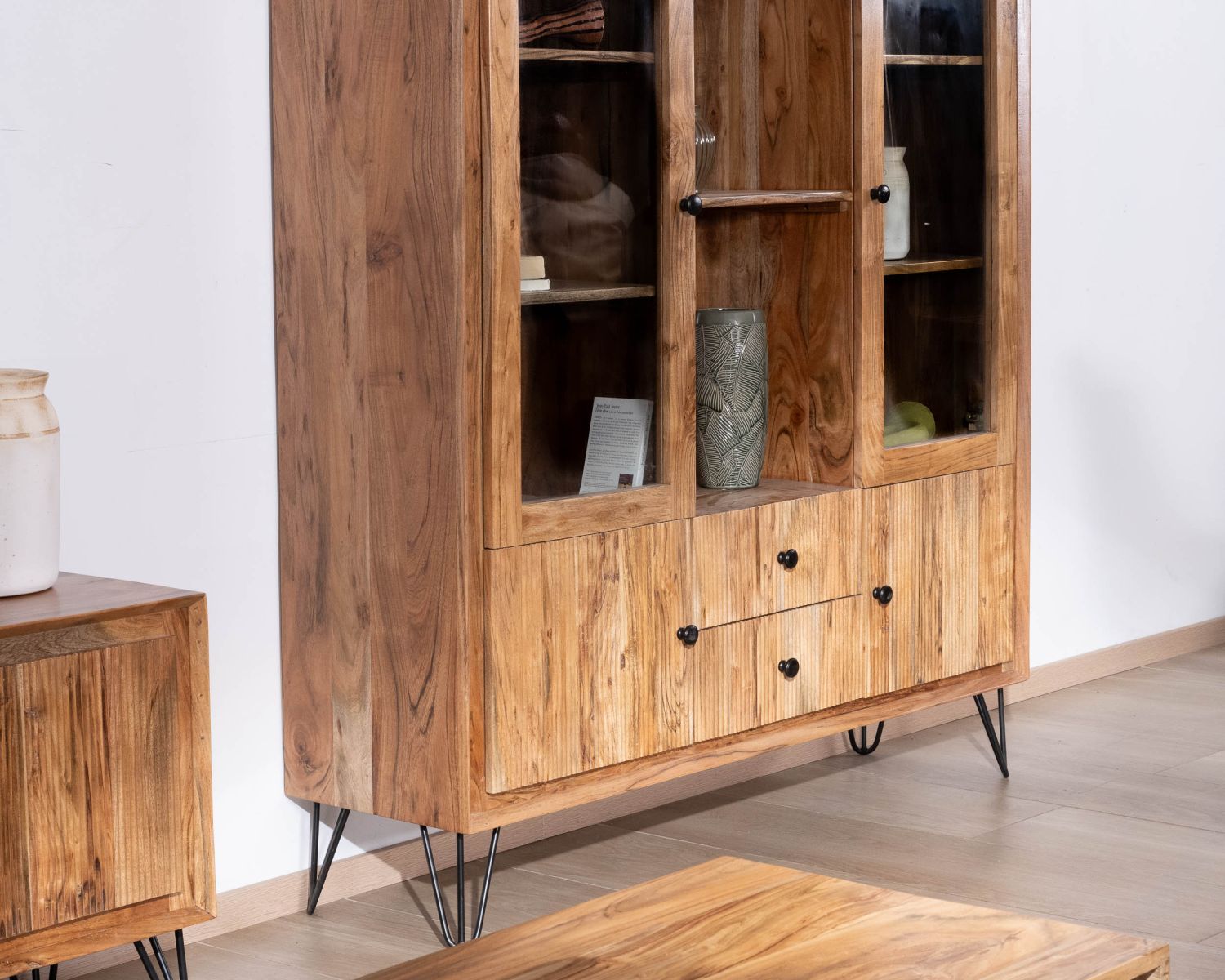 Mobile portavivande retrò "Wendy" in legno d'acacia e gambe in metallo con frontali in rilievo e ante in vetro