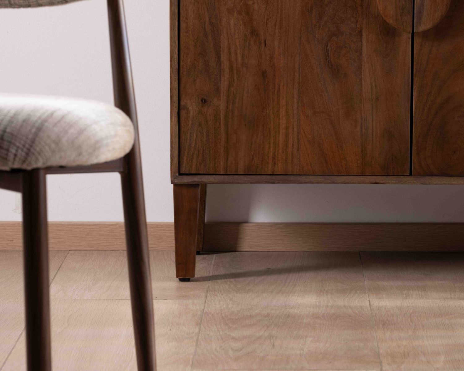 Credenza retrò a 4 ante in legno massiccio di mango scuro 180 cm "Kaldo" stile metà secolo