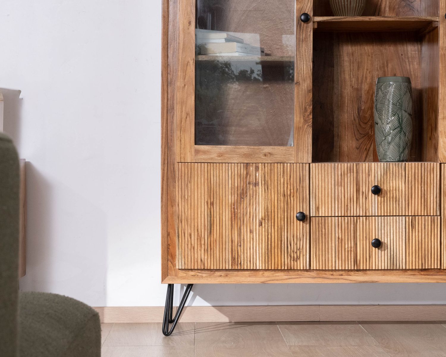 Mobile portavivande retrò "Wendy" in legno d'acacia e gambe in metallo con frontali in rilievo e ante in vetro