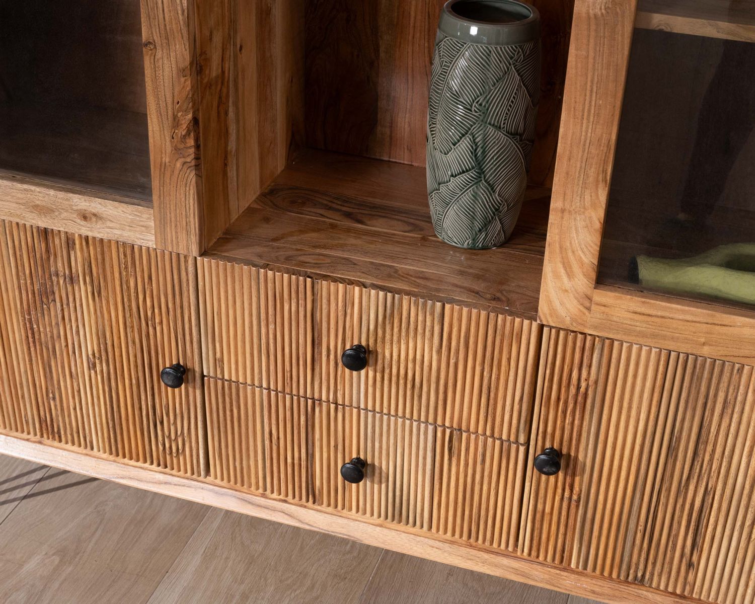 Mobile portavivande retrò "Wendy" in legno d'acacia e gambe in metallo con frontali in rilievo e ante in vetro