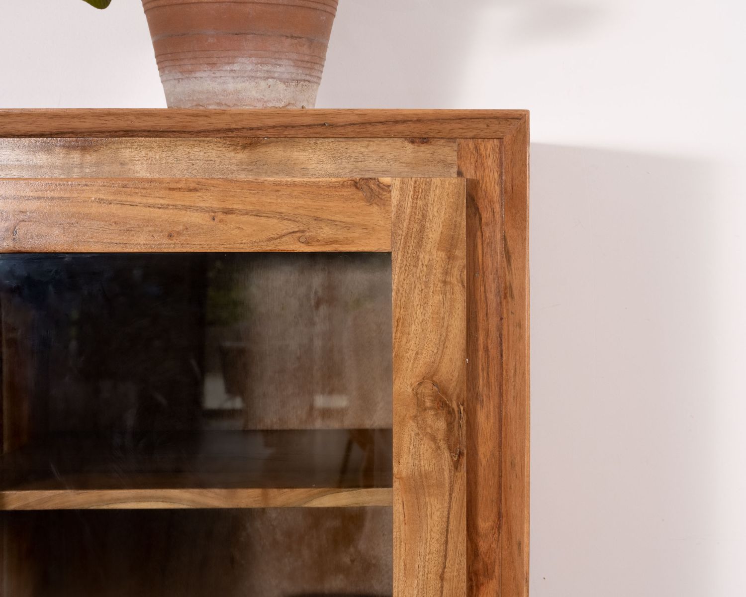 Mobile portavivande retrò "Wendy" in legno d'acacia e gambe in metallo con frontali in rilievo e ante in vetro