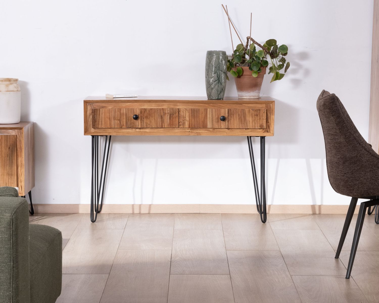 Consolle vintage "Wendy" in acacia e gambe in metallo con frontali in rilievo