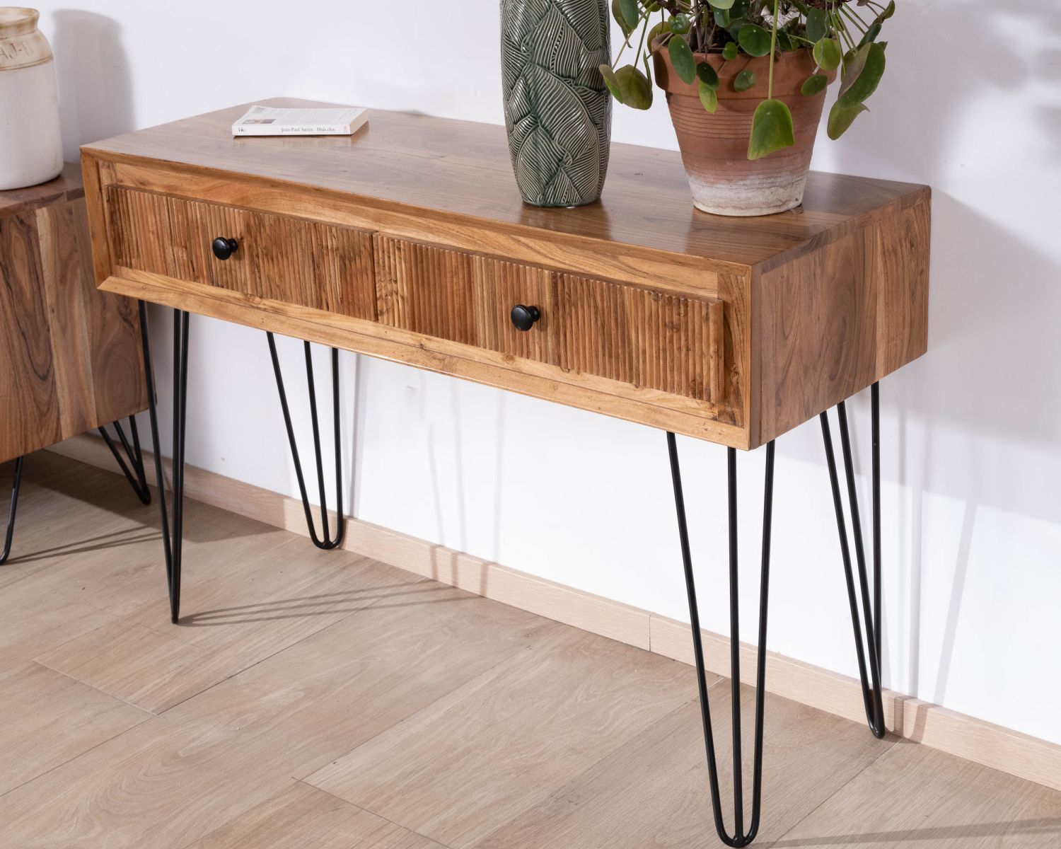 Consolle vintage "Wendy" in acacia e gambe in metallo con frontali in rilievo