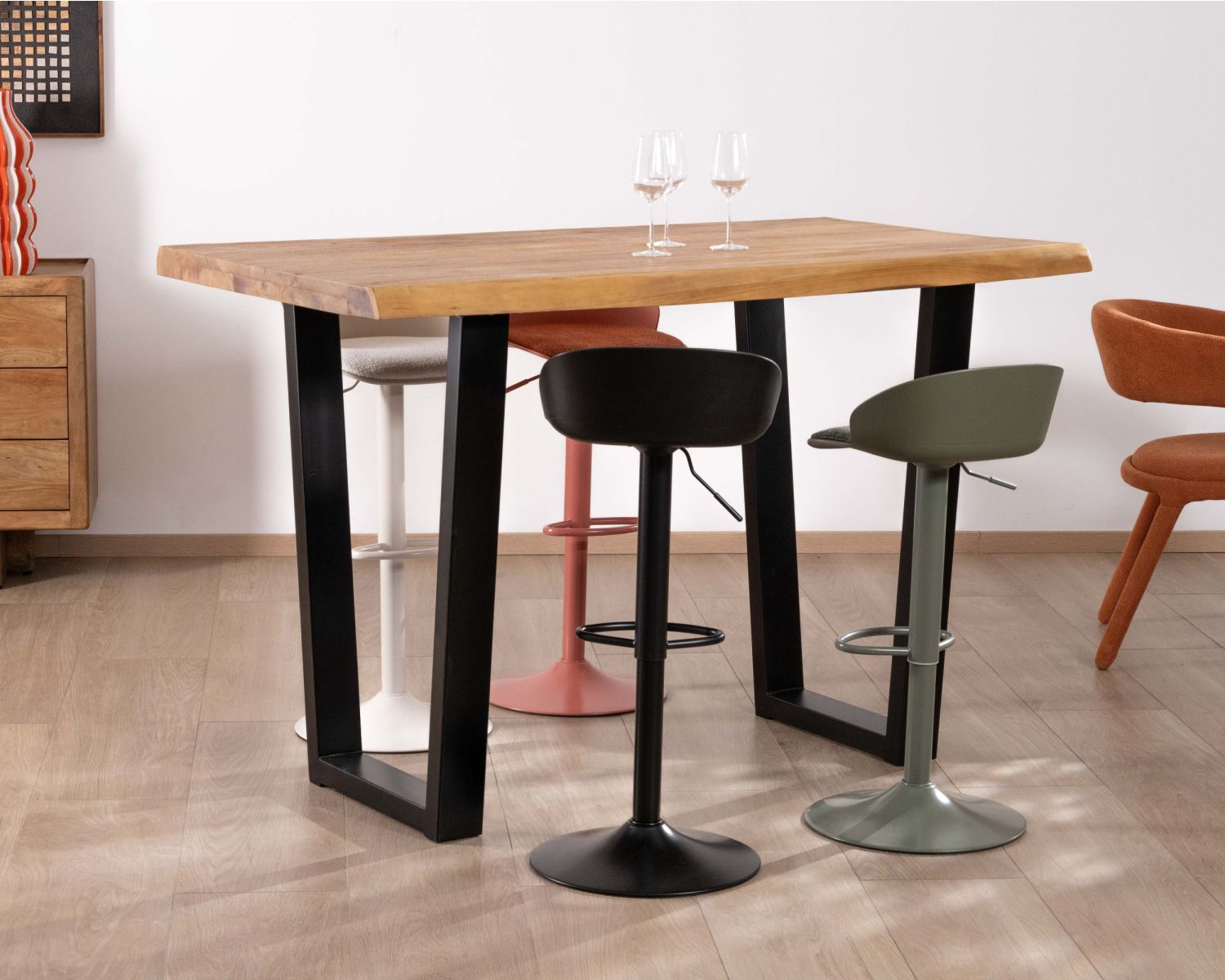 Tavolo alto in stile laboratorio in teak massiccio recuperato "Lasia" con base in metallo nero a forma di U