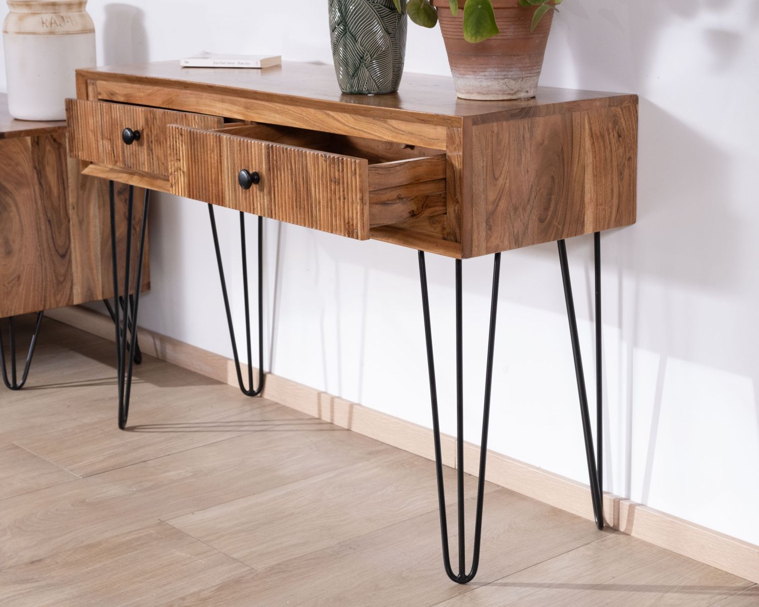 Consolle vintage "Wendy" in acacia e gambe in metallo con frontali in rilievo