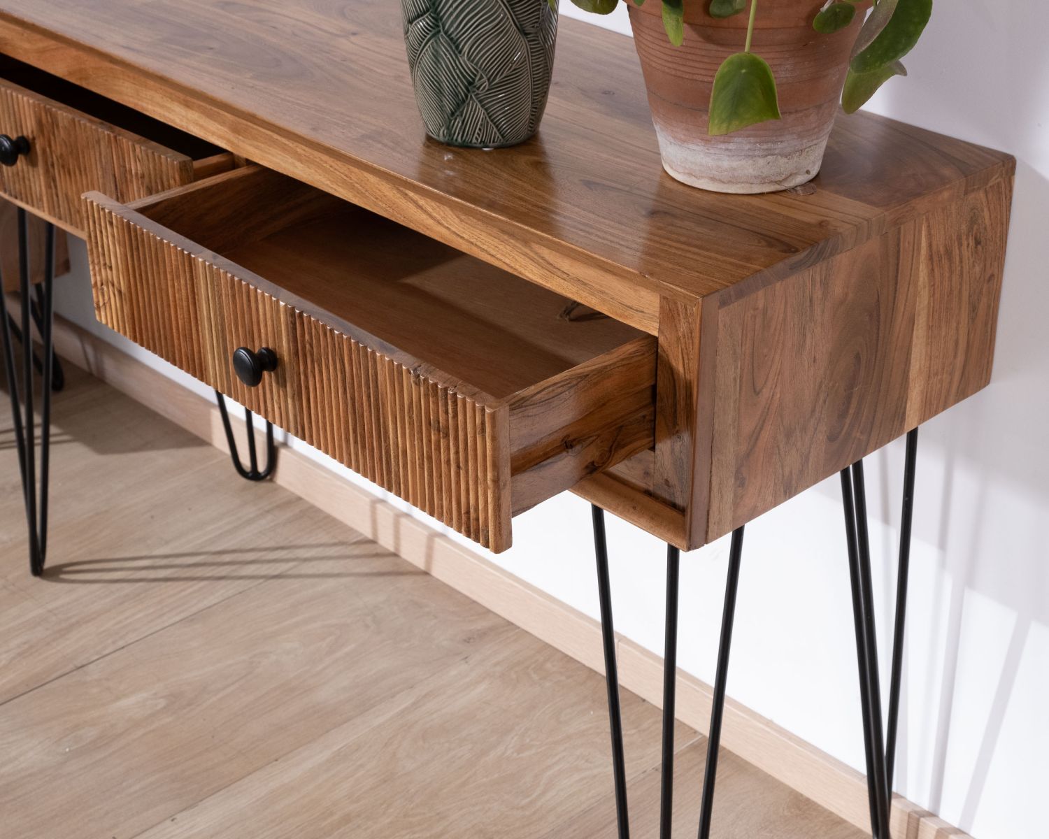 Consolle vintage "Wendy" in acacia e gambe in metallo con frontali in rilievo