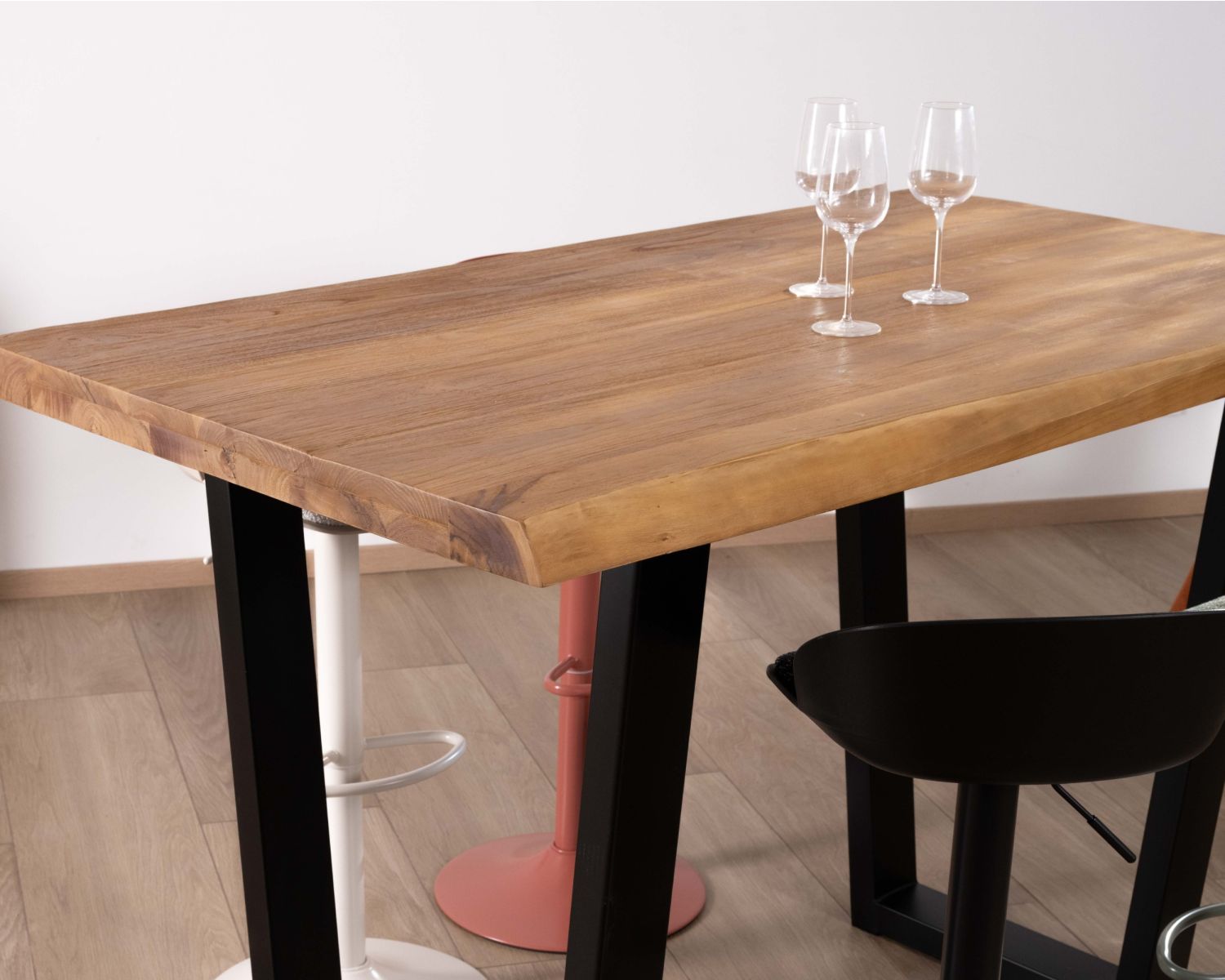 Tavolo alto in stile laboratorio in teak massiccio recuperato "Lasia" con base in metallo nero a forma di U