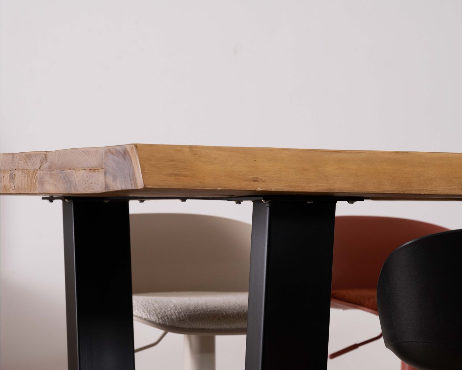 Tavolo alto in stile laboratorio in teak massiccio recuperato "Lasia" con base in metallo nero a forma di U