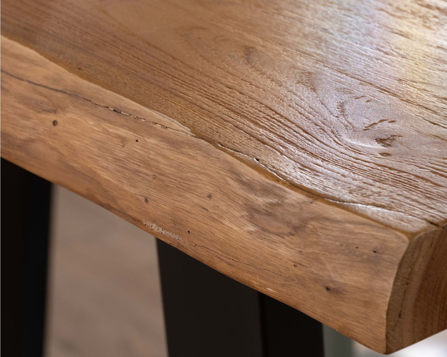 Tavolo alto in stile laboratorio in teak massiccio recuperato "Lasia" con base in metallo nero a forma di U