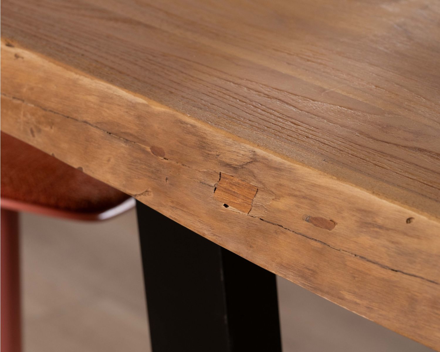 Tavolo alto in stile laboratorio in teak massiccio recuperato "Lasia" con base in metallo nero a forma di U