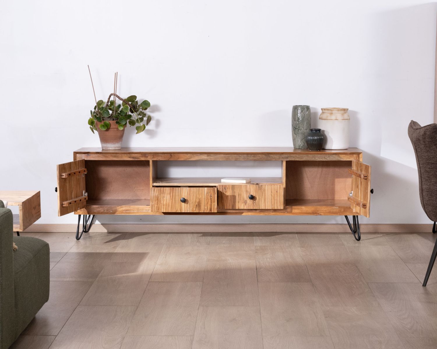 Grande porta TV in acacia da 195 cm con frontali in rilievo e gambe in metallo "Wendy"