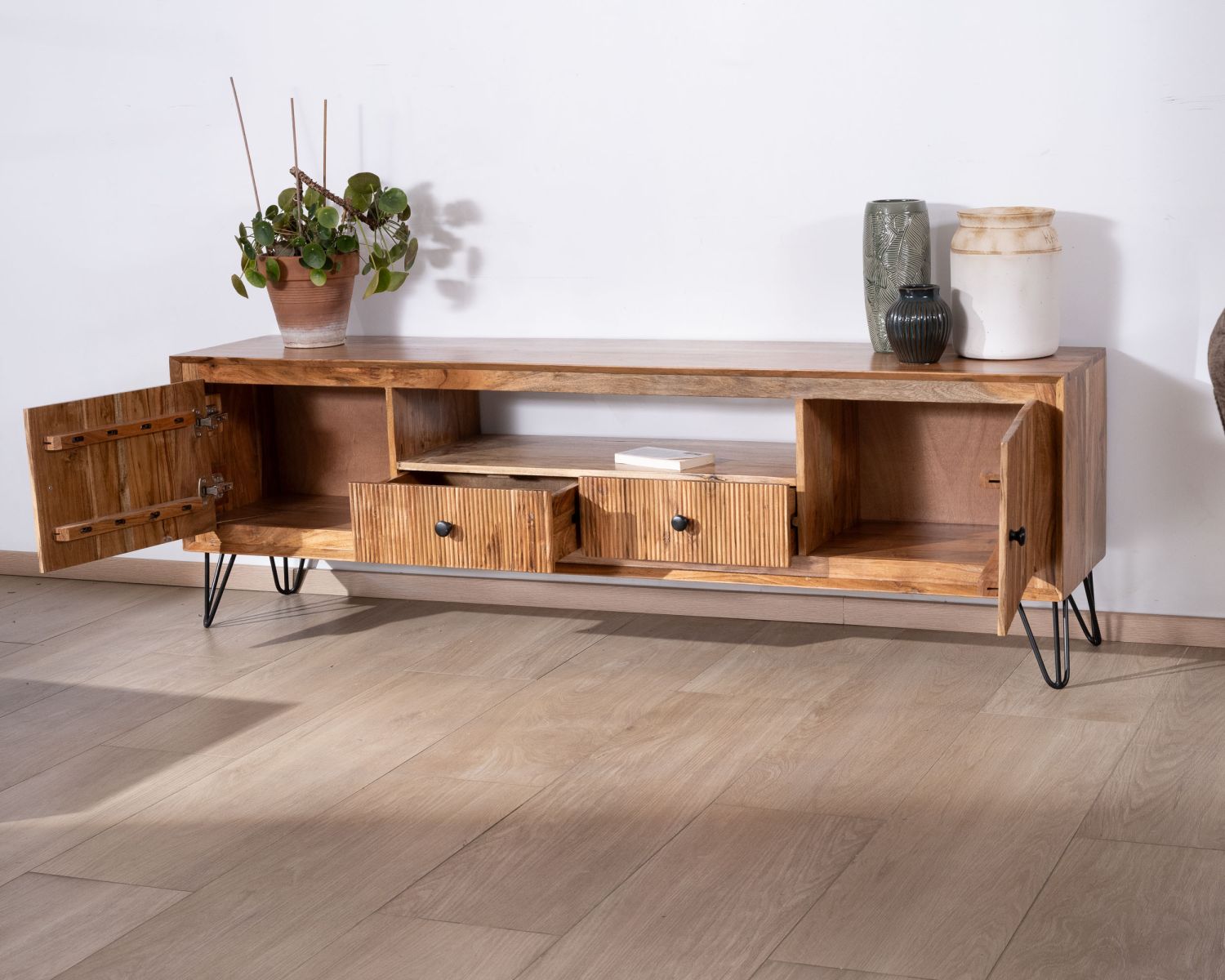 Grande porta TV in acacia da 195 cm con frontali in rilievo e gambe in metallo "Wendy"