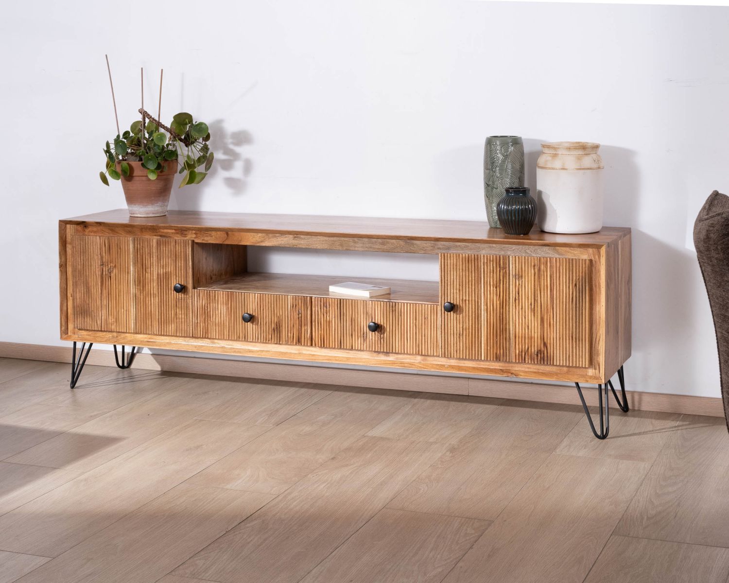 Grande porta TV in acacia da 195 cm con frontali in rilievo e gambe in metallo "Wendy"