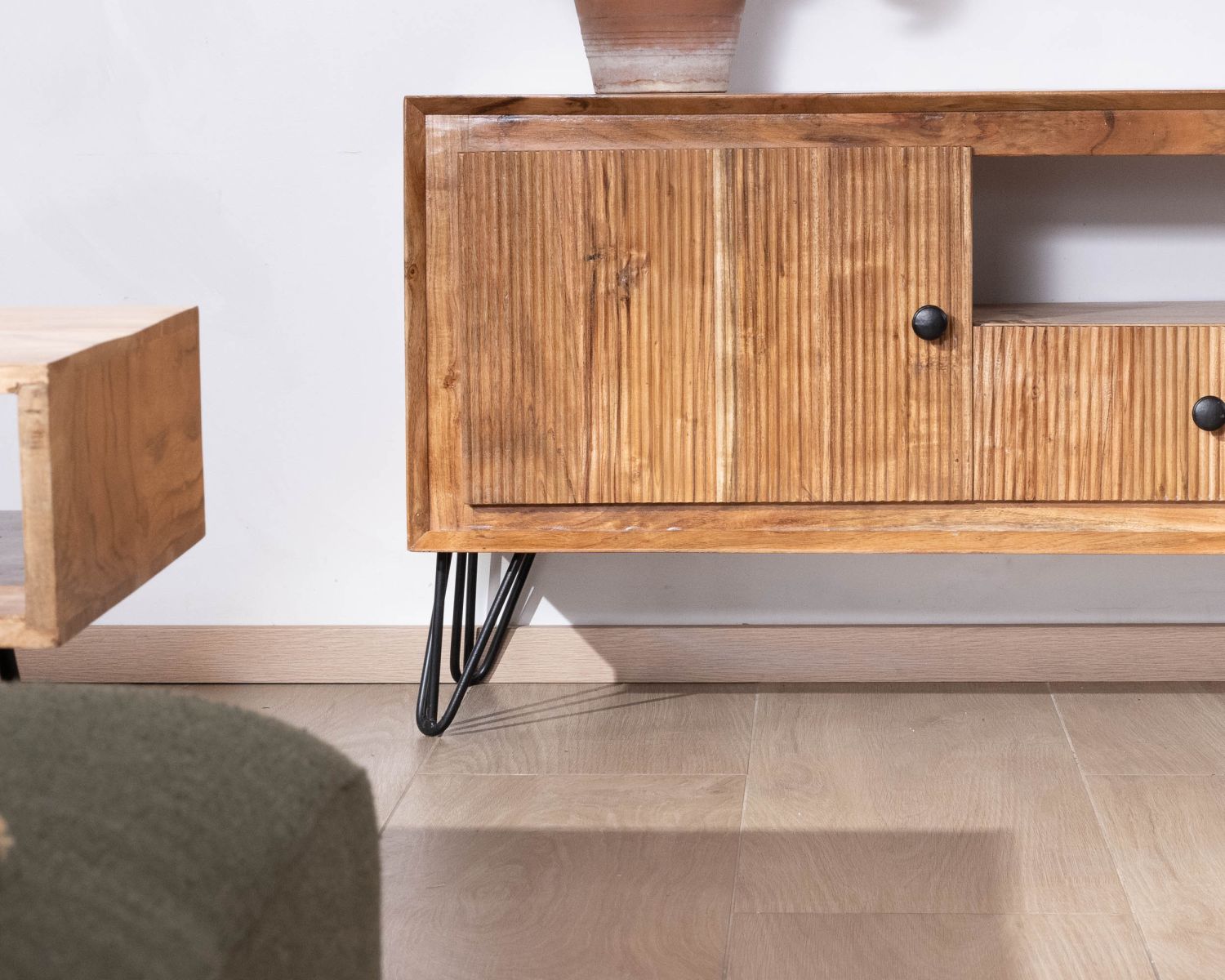 Grande porta TV in acacia da 195 cm con frontali in rilievo e gambe in metallo "Wendy"