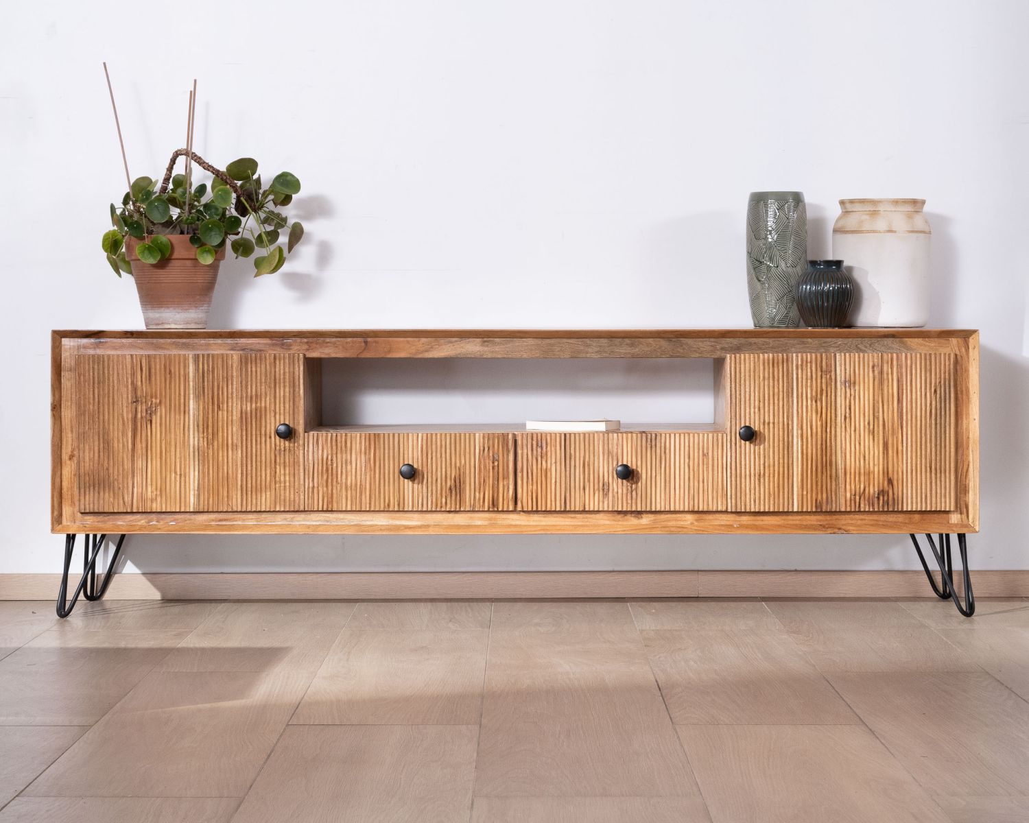 Grande porta TV in acacia da 195 cm con frontali in rilievo e gambe in metallo "Wendy"