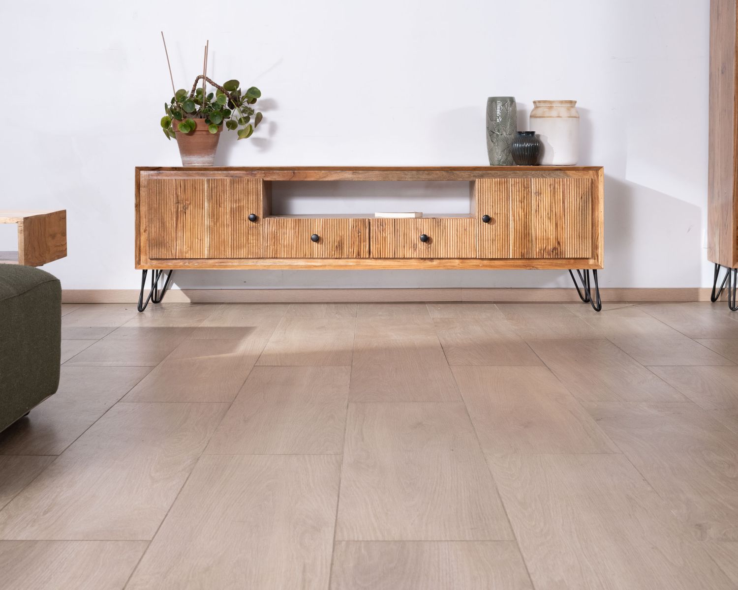 Grande porta TV in acacia da 195 cm con frontali in rilievo e gambe in metallo "Wendy"