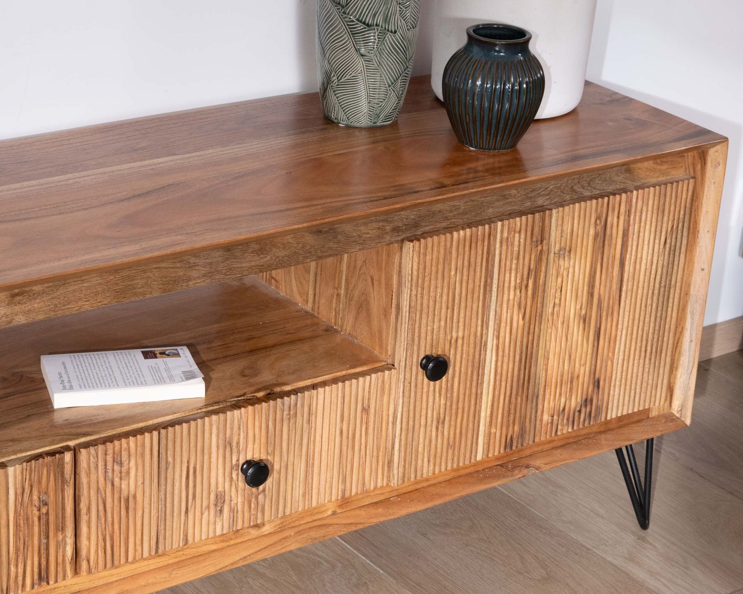 Grande porta TV in acacia da 195 cm con frontali in rilievo e gambe in metallo "Wendy"