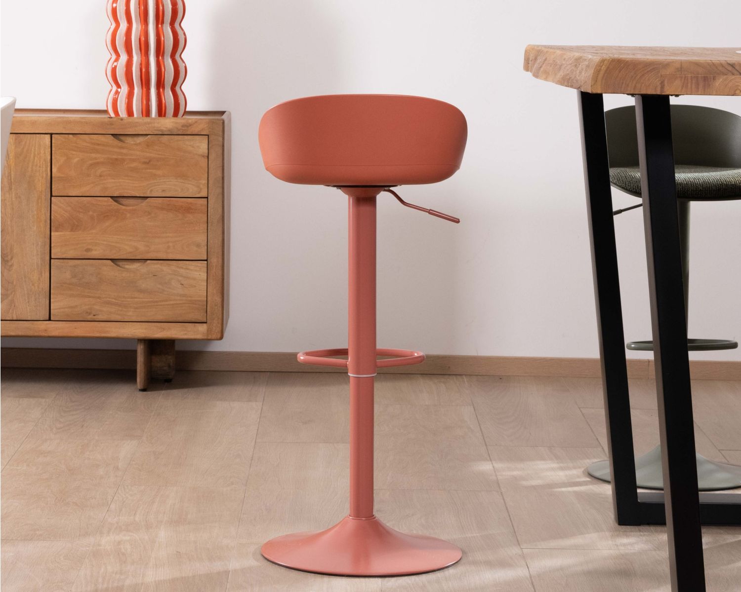 Seggiolone "Oja" dal design elegante in terracotta con seduta regolabile in altezza