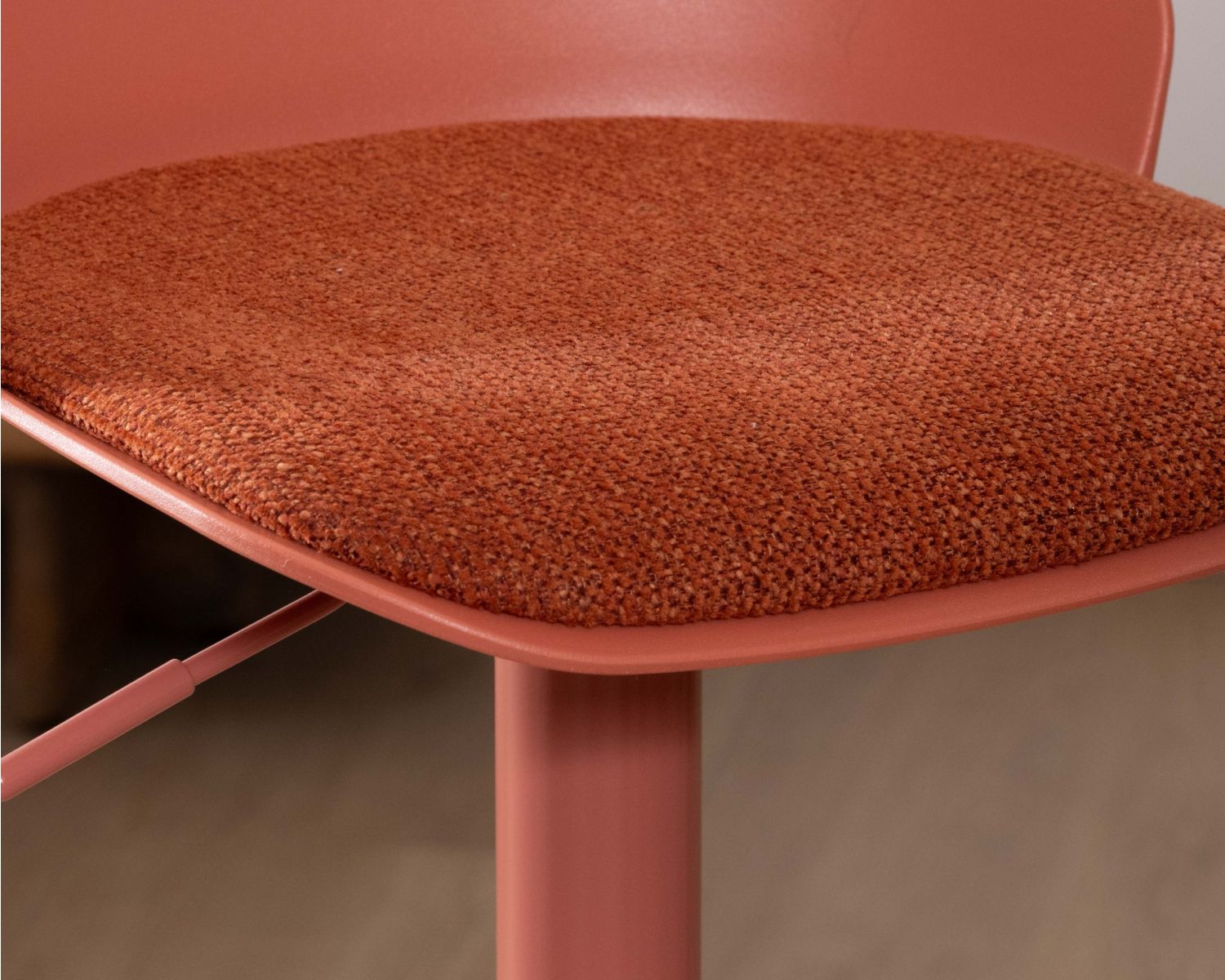 Seggiolone "Oja" dal design elegante in terracotta con seduta regolabile in altezza