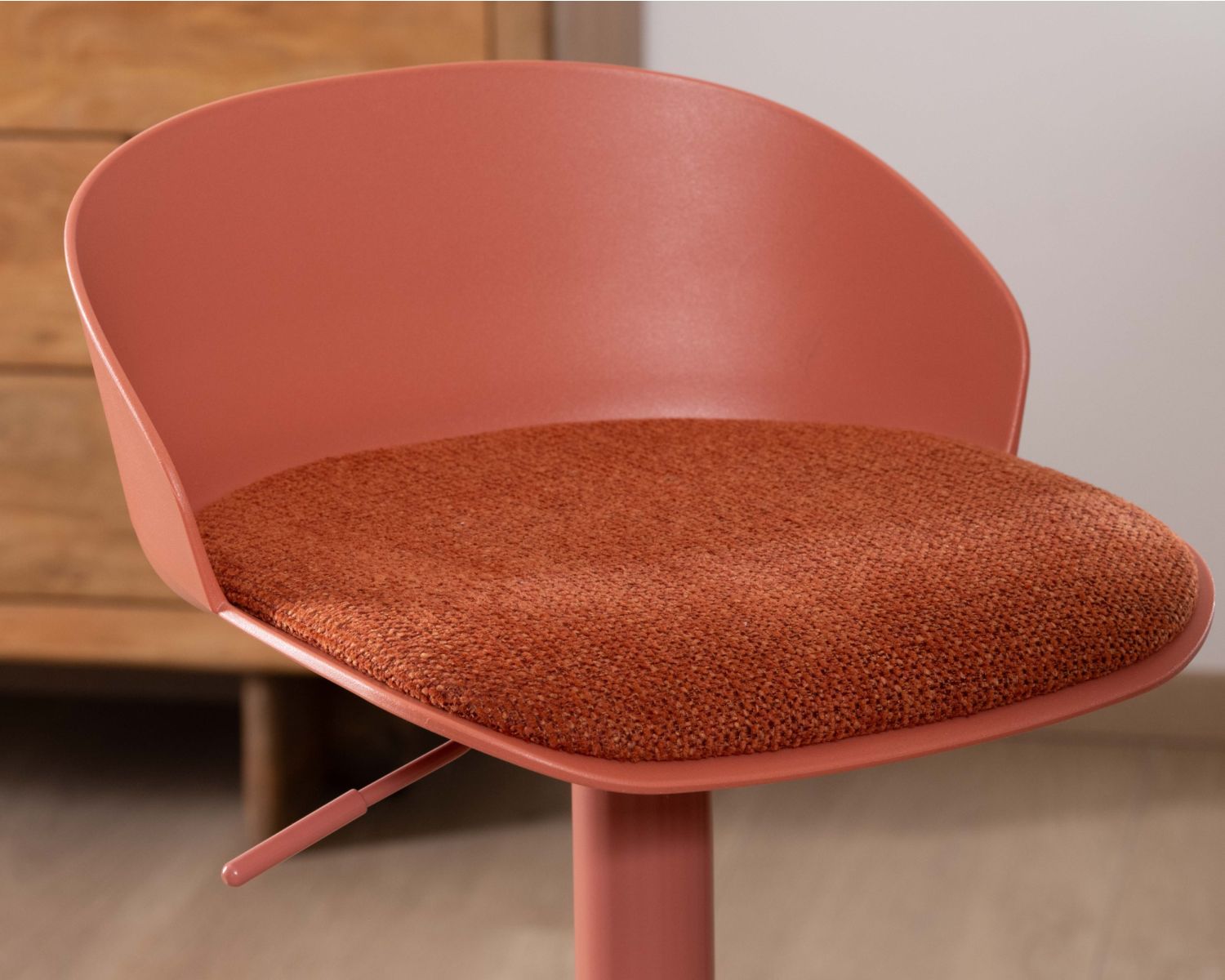 Seggiolone "Oja" dal design elegante in terracotta con seduta regolabile in altezza