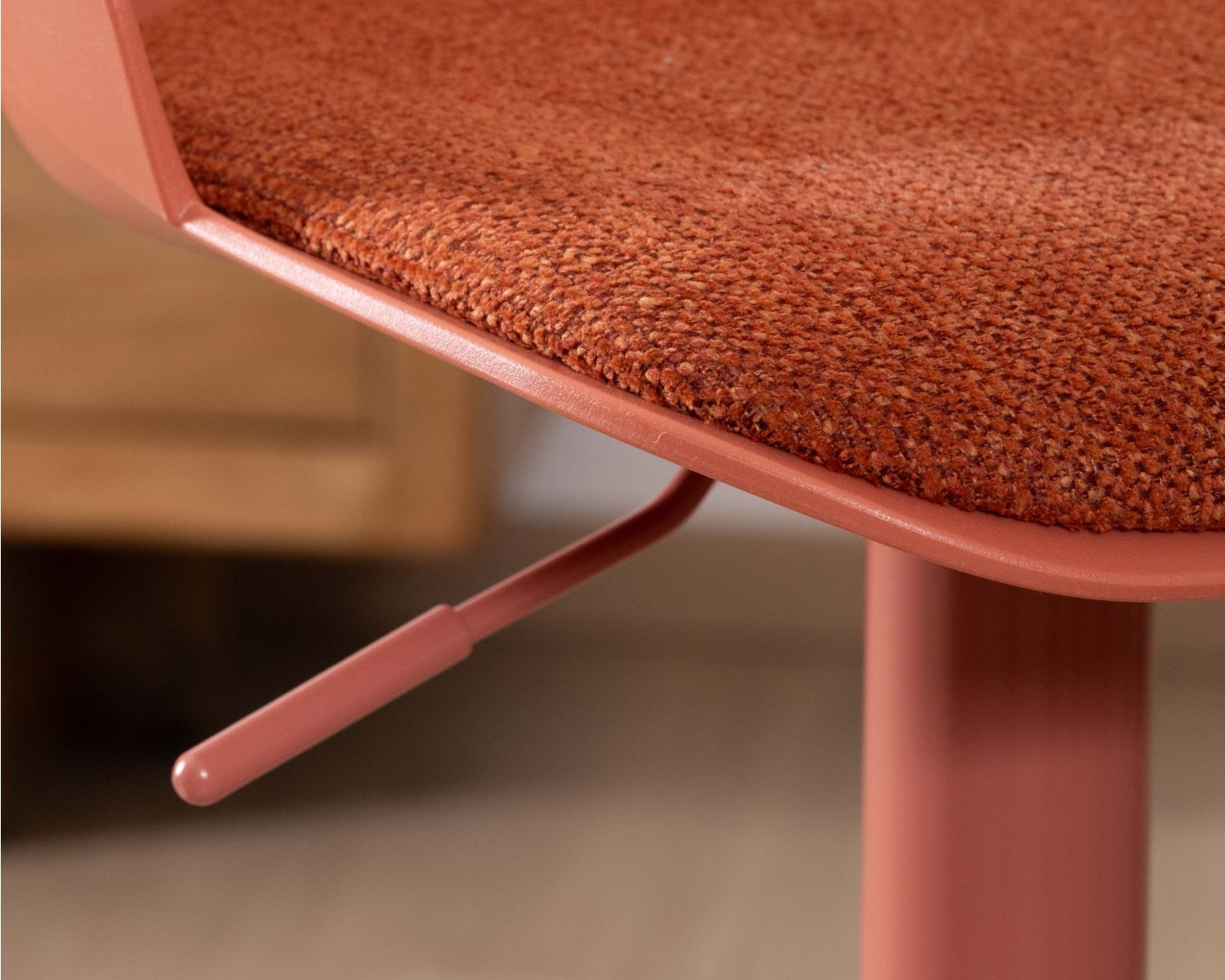 Seggiolone "Oja" dal design elegante in terracotta con seduta regolabile in altezza