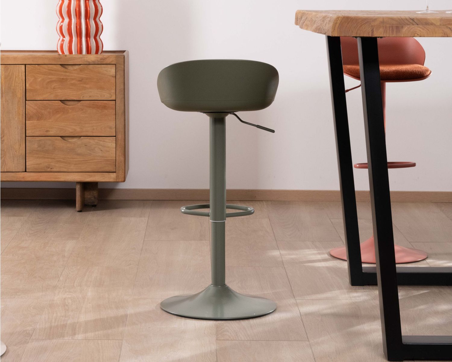 Sgabello da bar regolabile in altezza "Oja" in verde salvia - design elegante e contemporaneo