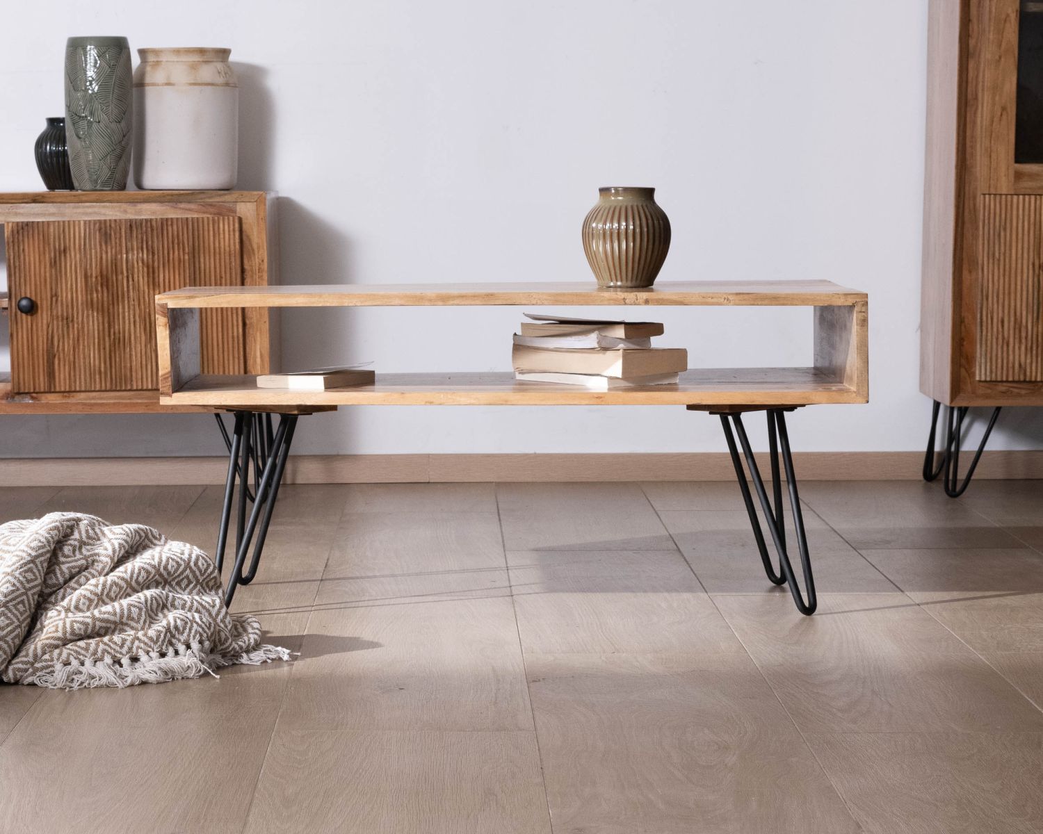 Tavolino "Wendy" con piano in acacia e nicchia centrale