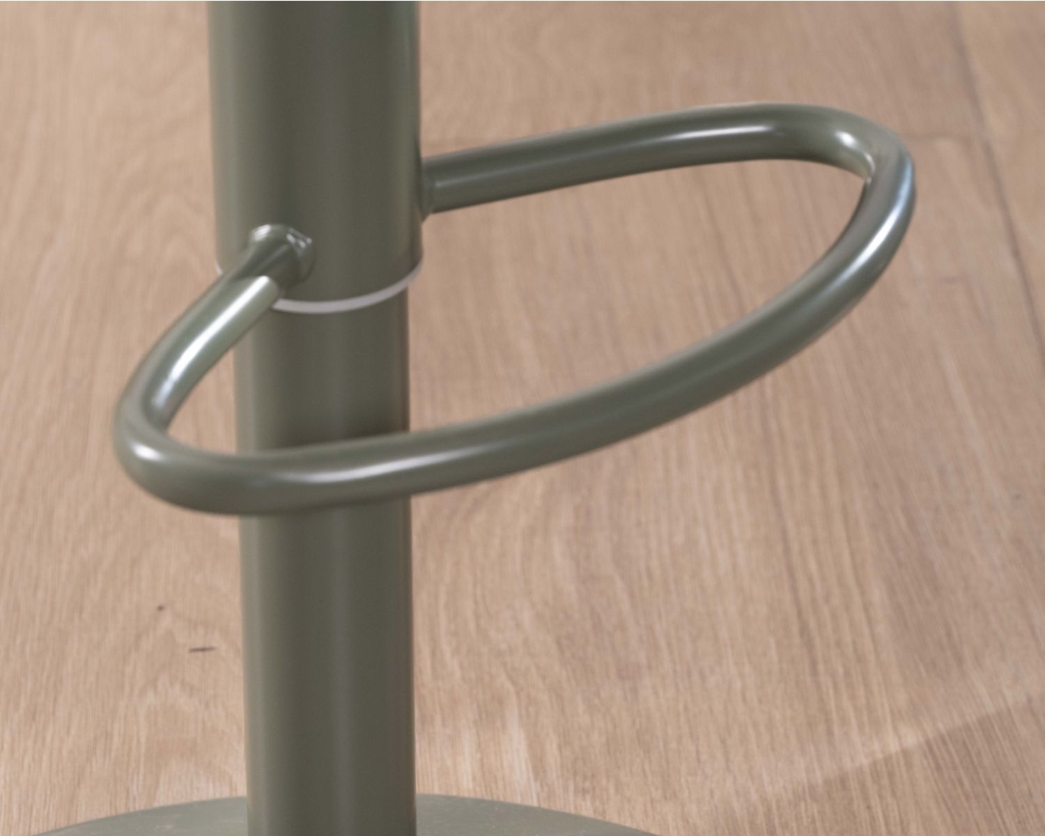 Sgabello da bar regolabile in altezza "Oja" in verde salvia - design elegante e contemporaneo