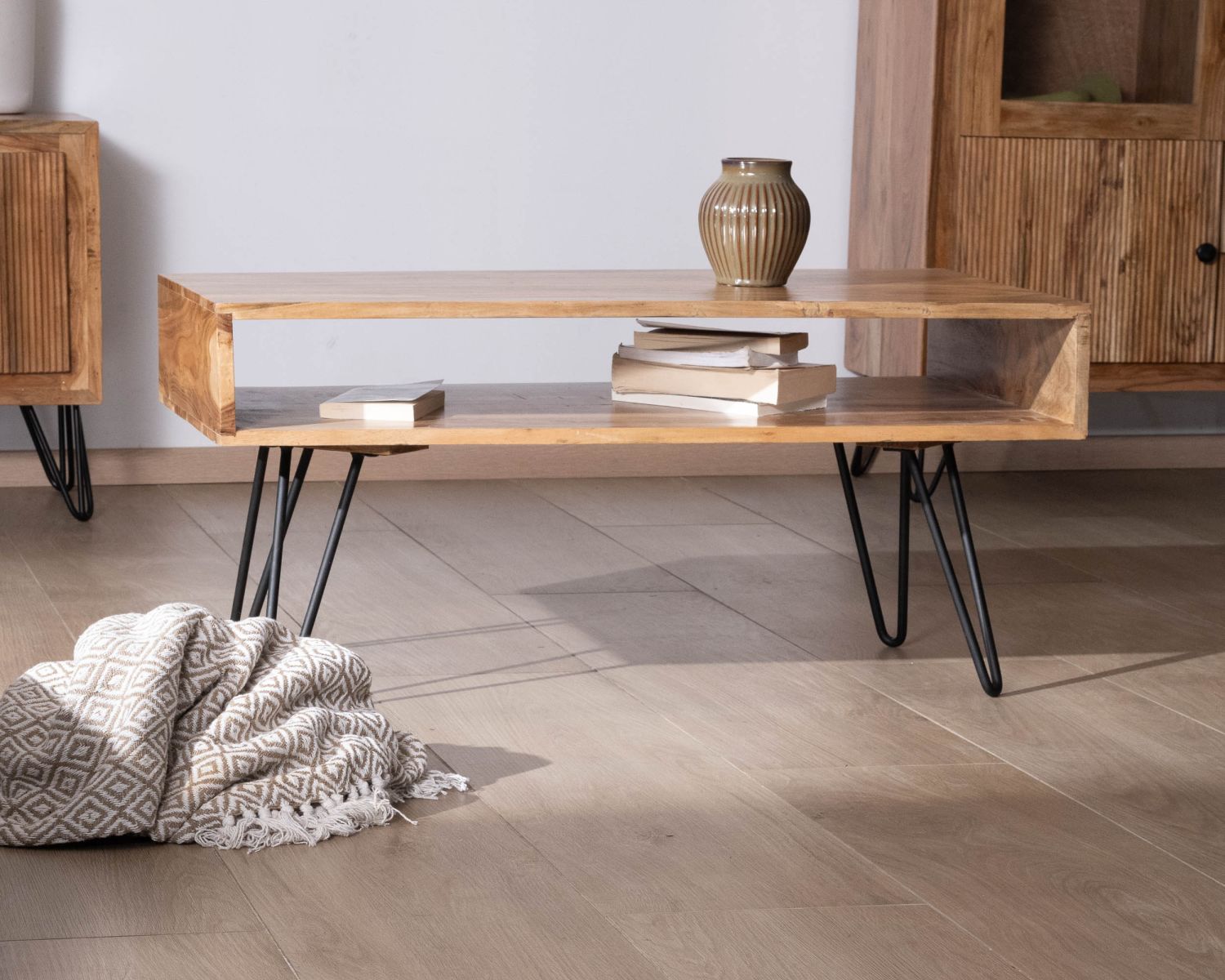 Tavolino "Wendy" con piano in acacia e nicchia centrale