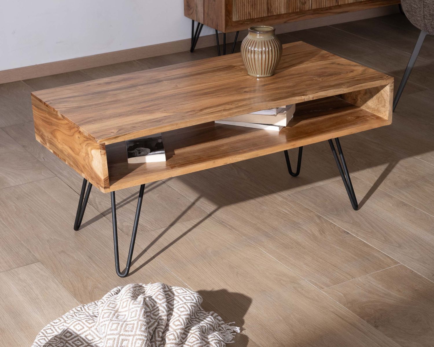 Tavolino "Wendy" con piano in acacia e nicchia centrale