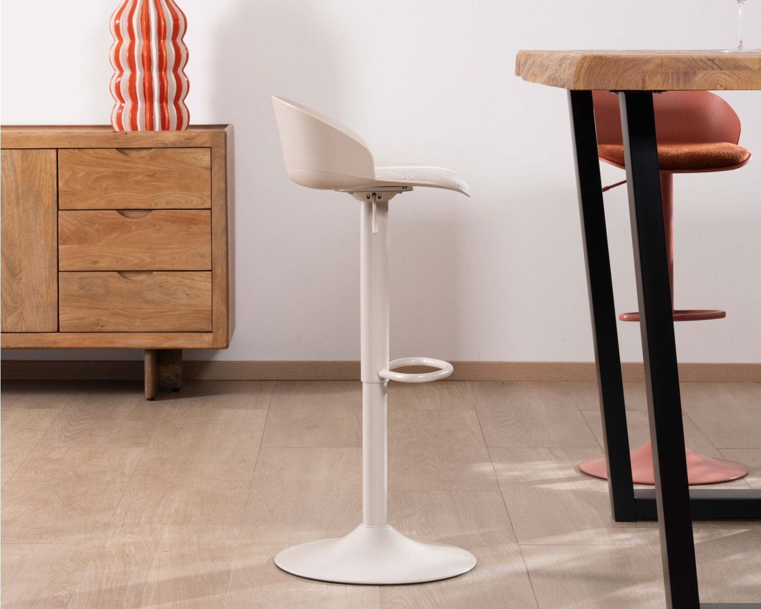 Sedia da bar regolabile in altezza "Oja" dal design elegante, seduta in tessuto beige sabbia