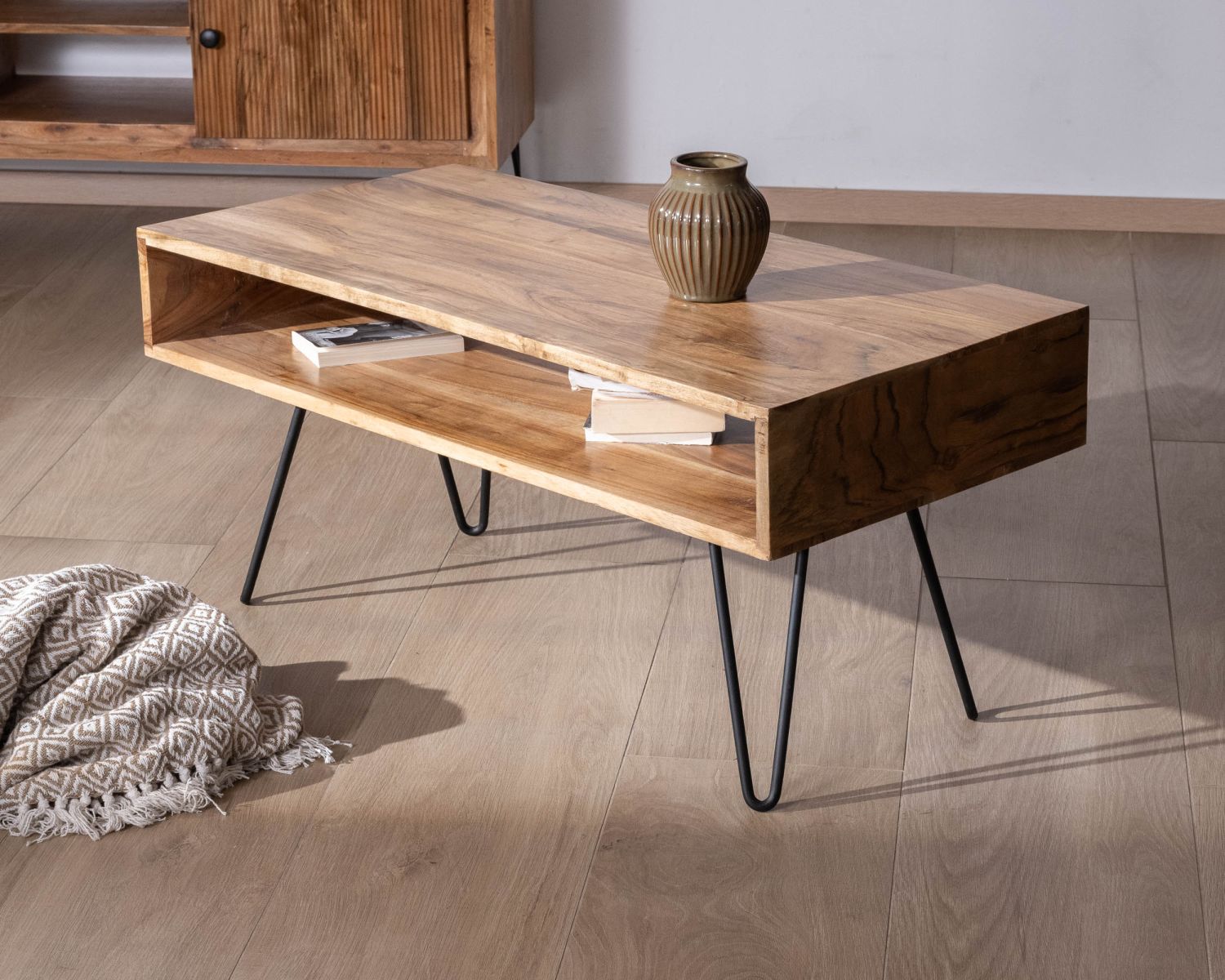 Tavolino "Wendy" con piano in acacia e nicchia centrale