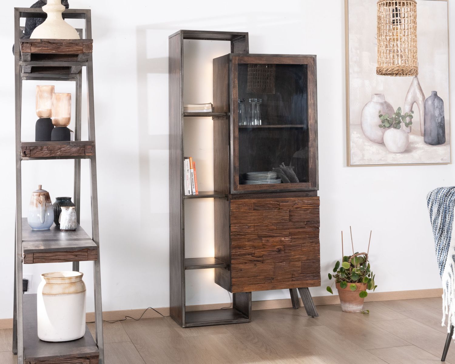 Contenitore di design "Crescendo" in legno e metallo con illuminazione a LED