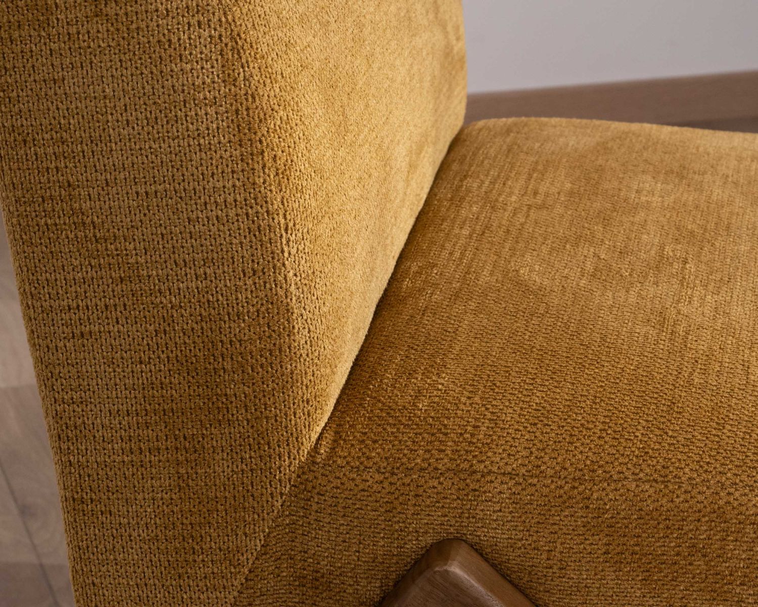 Poltrona "Tolga" in stile vintage con gambe a boomerang in giallo senape