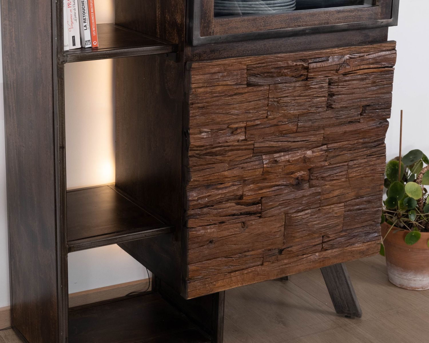 Contenitore di design "Crescendo" in legno e metallo con illuminazione a LED