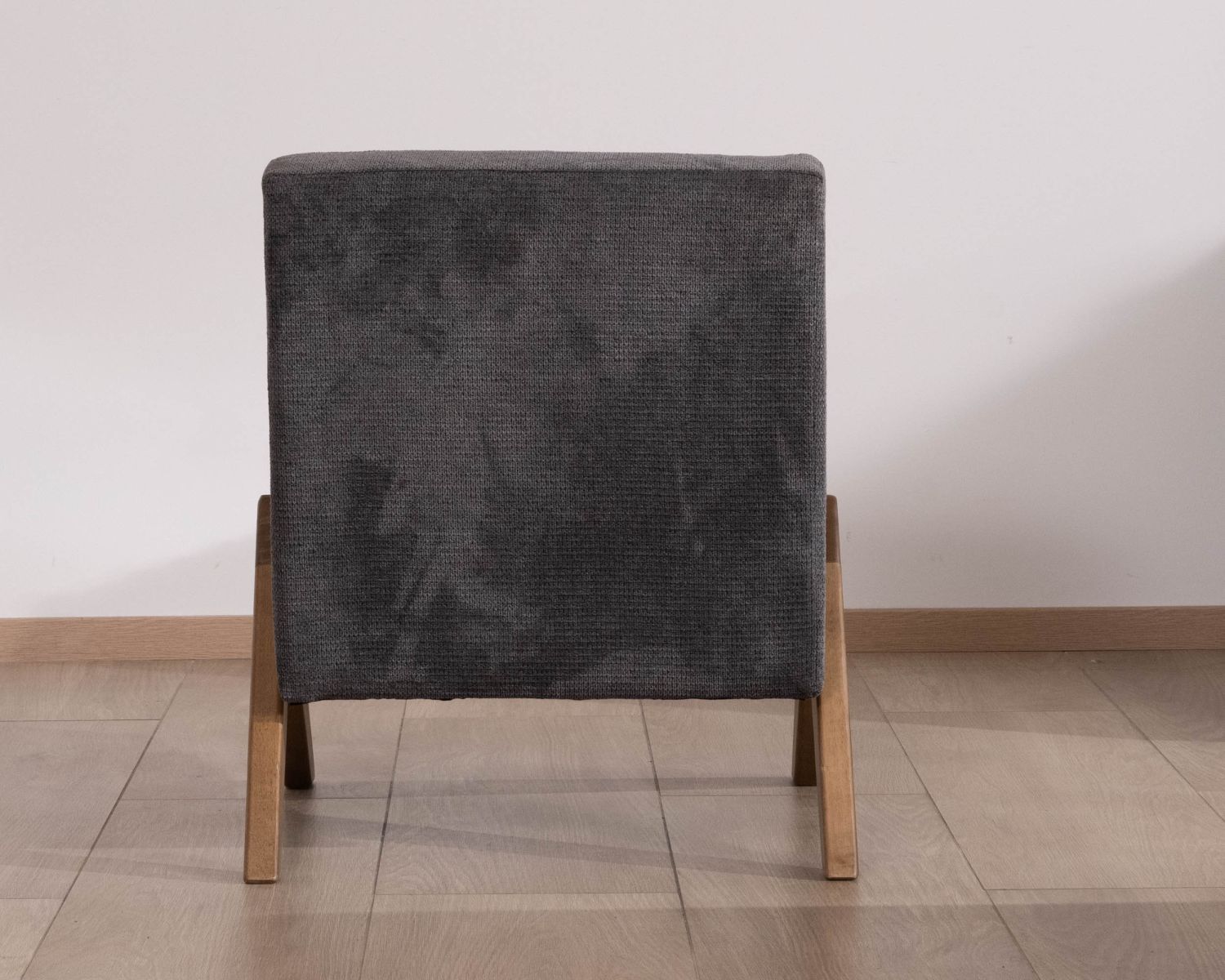 Poltrona "Tolga" in stile retrò antracite con gambe a boomerang