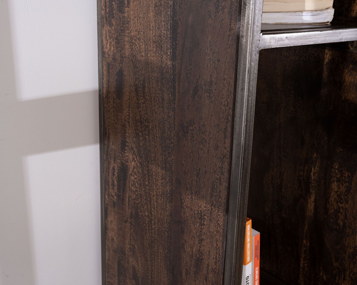 Contenitore di design "Crescendo" in legno e metallo con illuminazione a LED