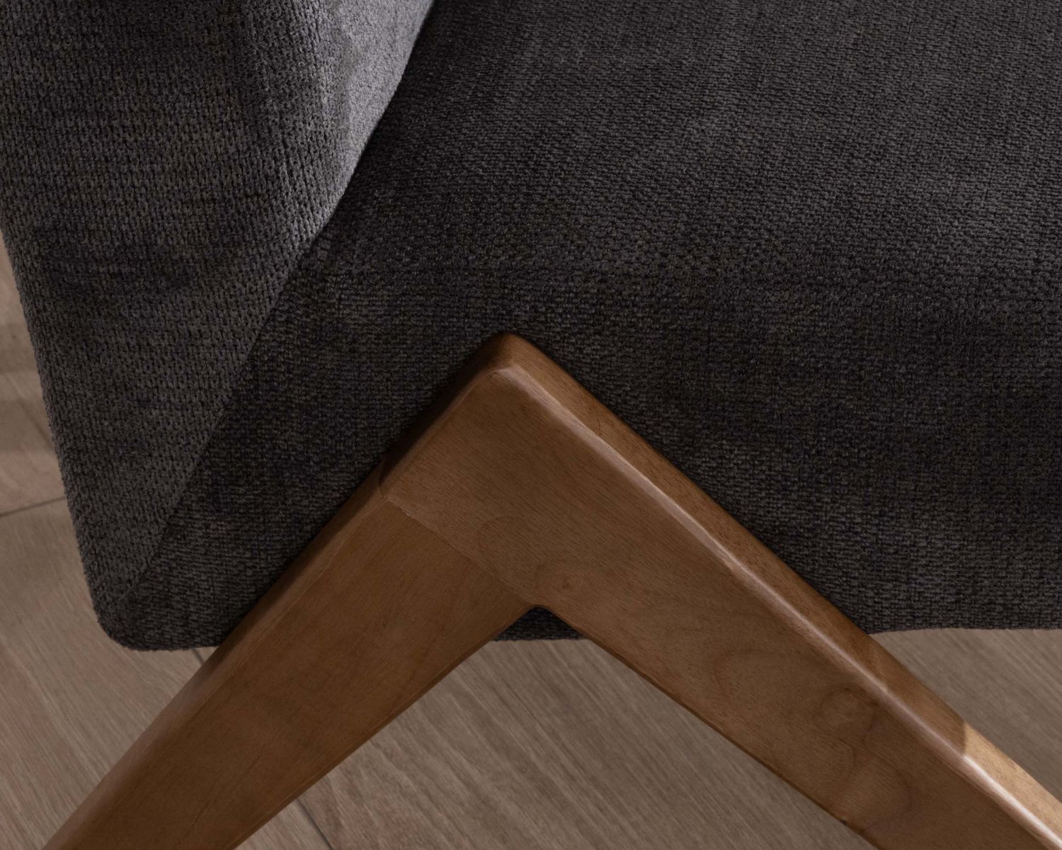 Poltrona "Tolga" in stile retrò antracite con gambe a boomerang