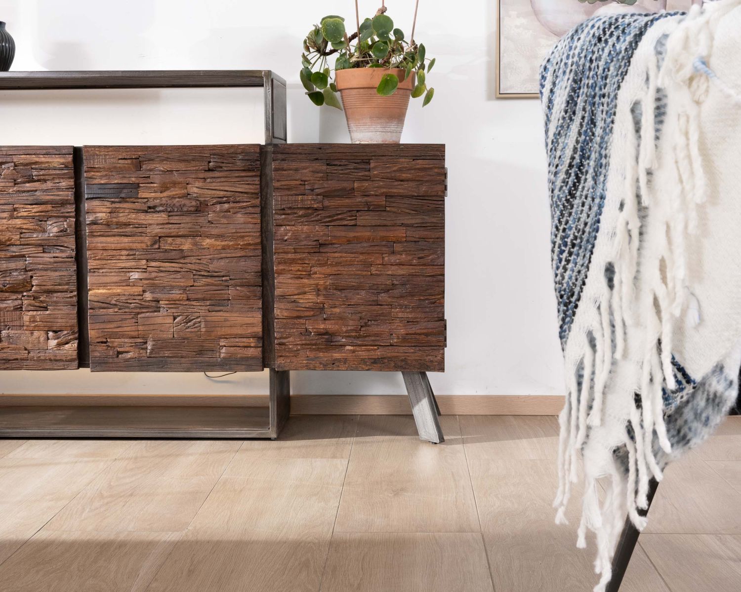 Credenza destrutturata a 3 ante in legno e metallo "Crescendo" con illuminazione a LED