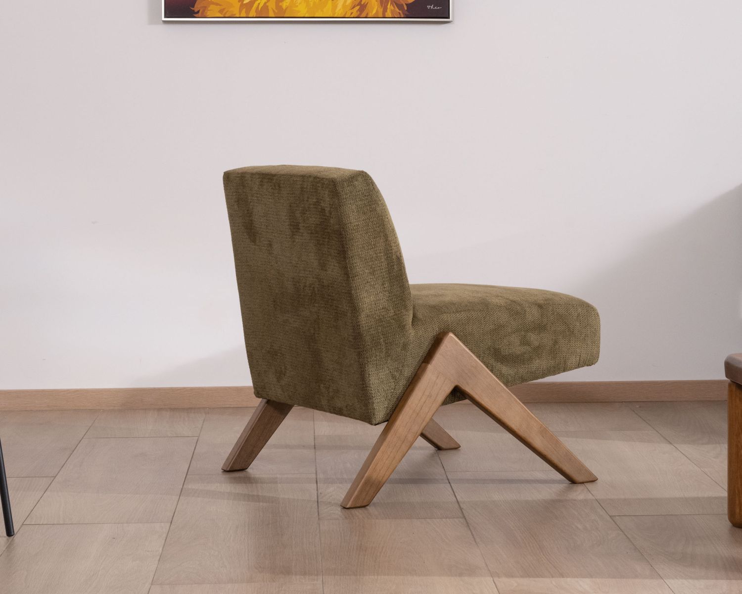 Poltrona "Tolga" in stile vintage in tessuto verde kaki chiaro con gambe a boomerang in legno