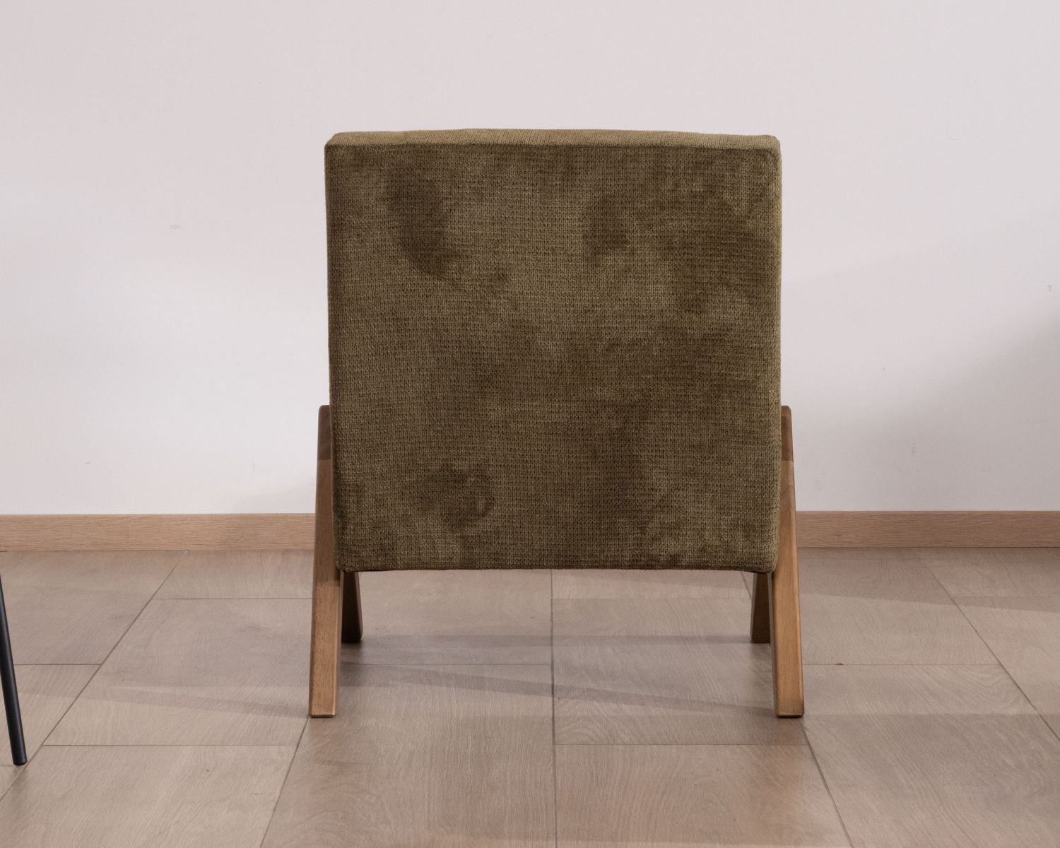 Poltrona "Tolga" in stile vintage in tessuto verde kaki chiaro con gambe a boomerang in legno