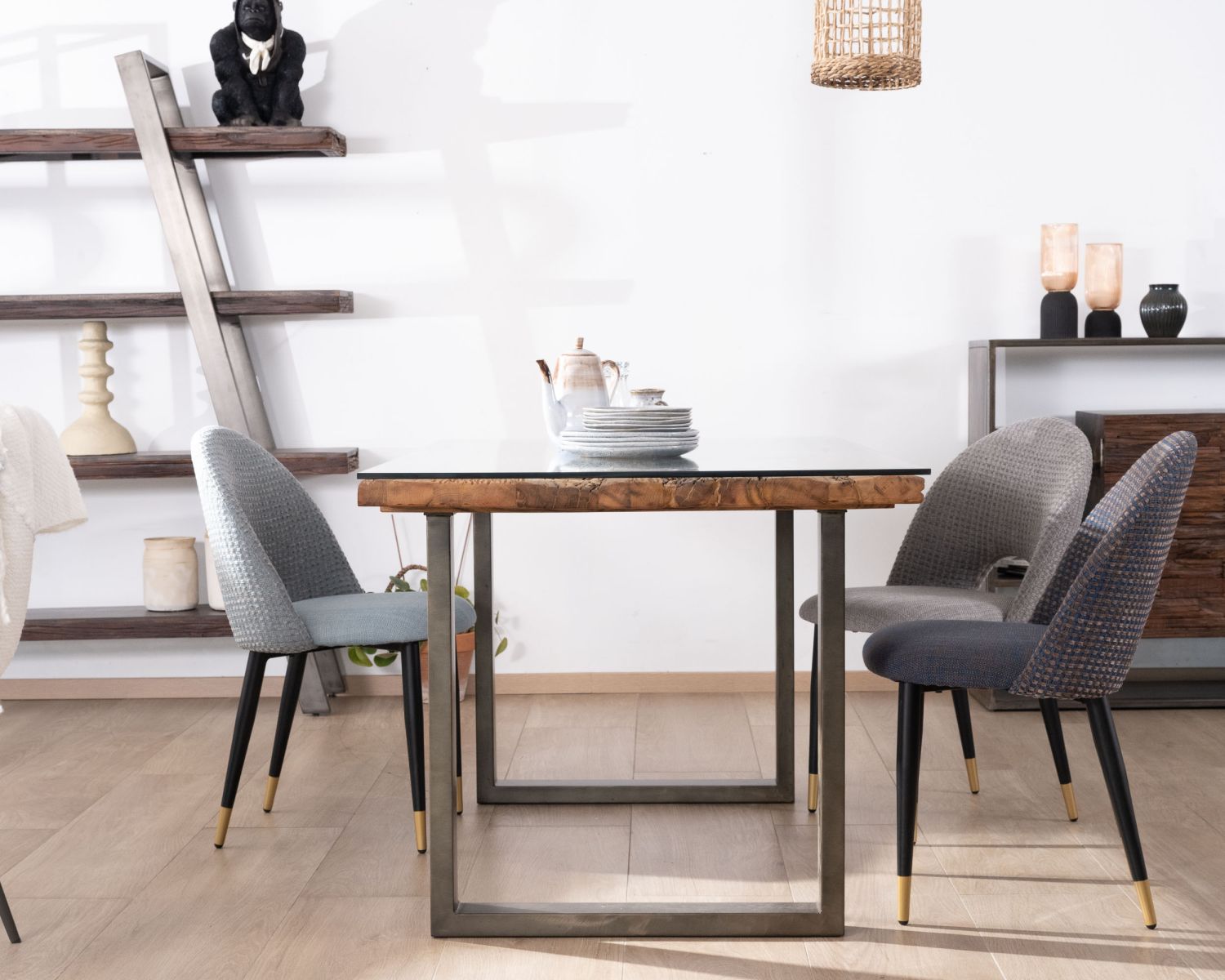 Tavolo da pranzo di design "Crescendo" in legno di recupero e gambe a U in metallo con piano in vetro