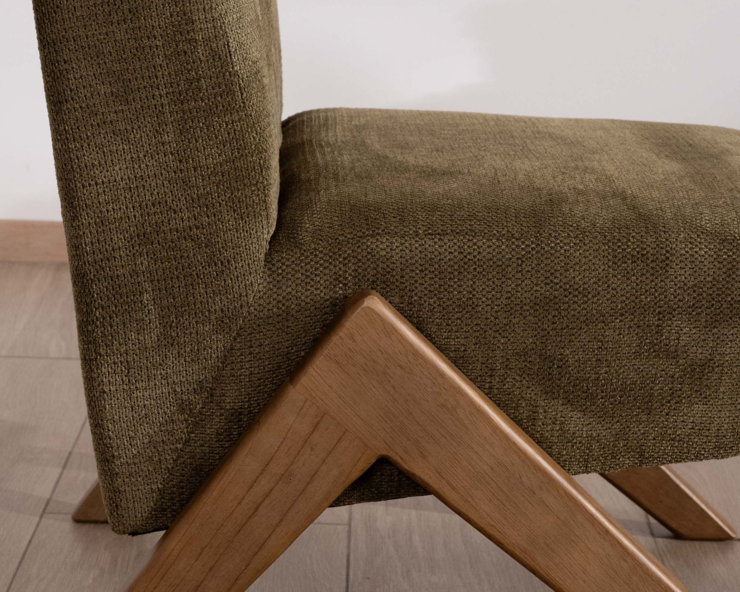 Poltrona "Tolga" in stile vintage in tessuto verde kaki chiaro con gambe a boomerang in legno