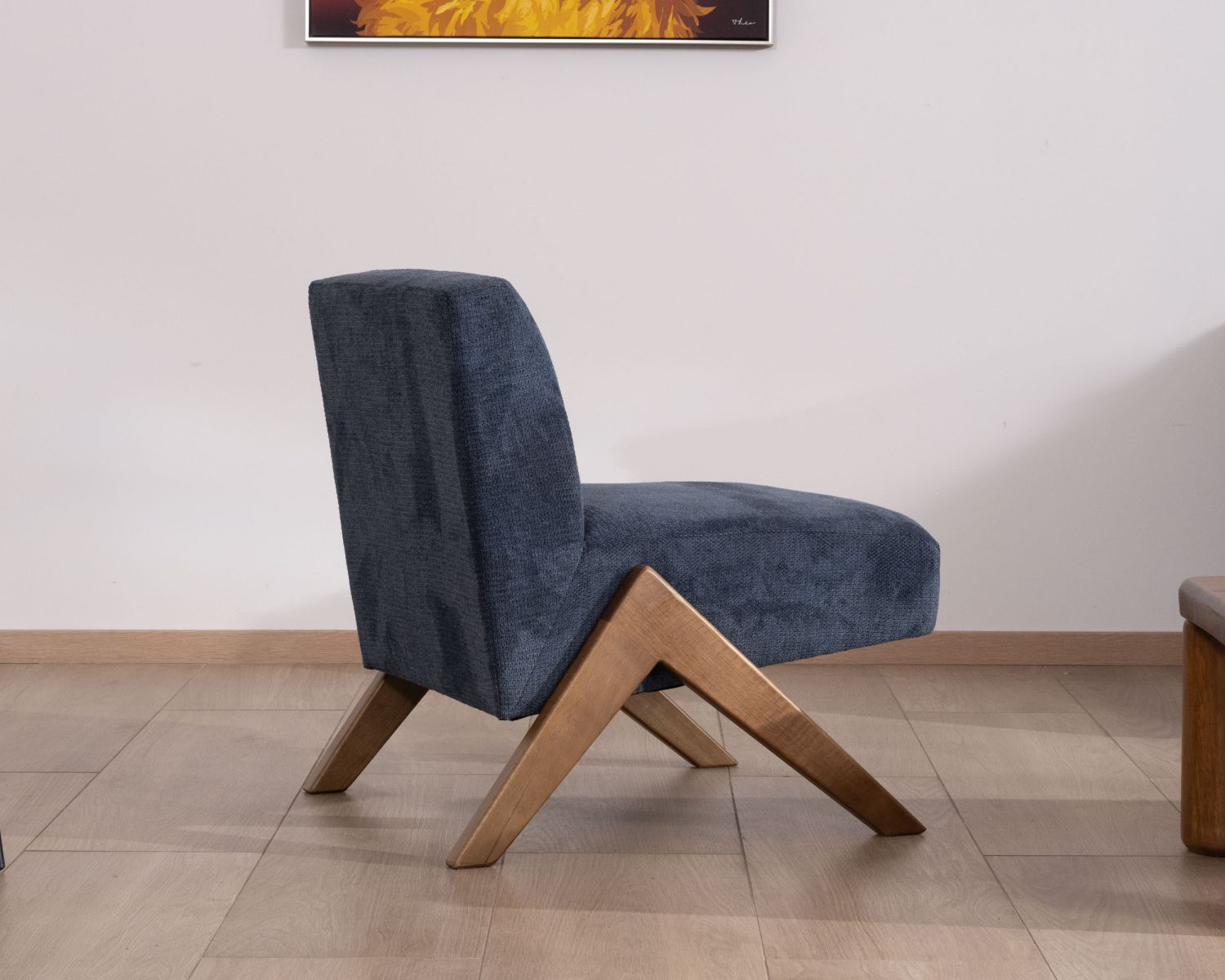 Poltrona retrò "Tolga" in tessuto blu scuro con gambe in legno a boomerang