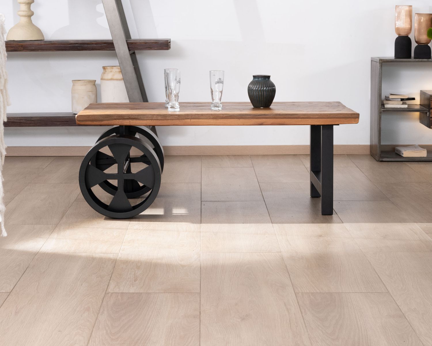 Tavolino in legno di recupero "Carriola" con ruote in metallo