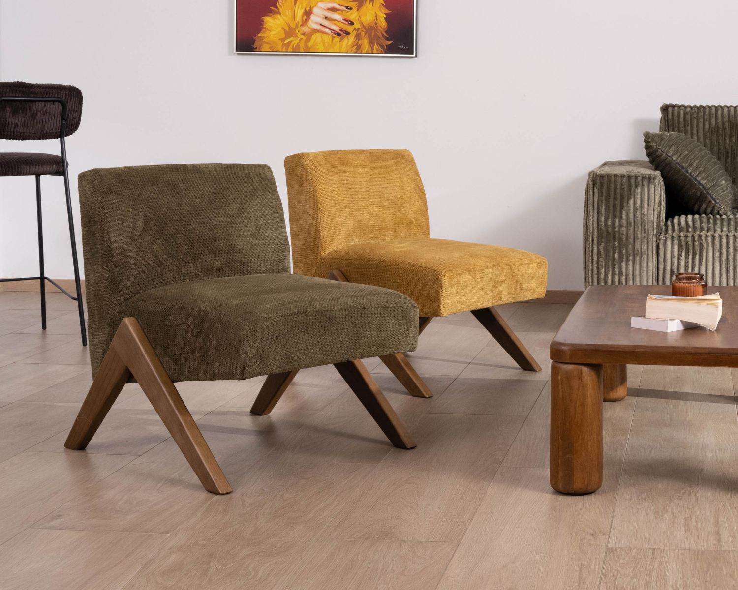 Poltrona "Tolga" in stile vintage in tessuto verde kaki chiaro con gambe a boomerang in legno