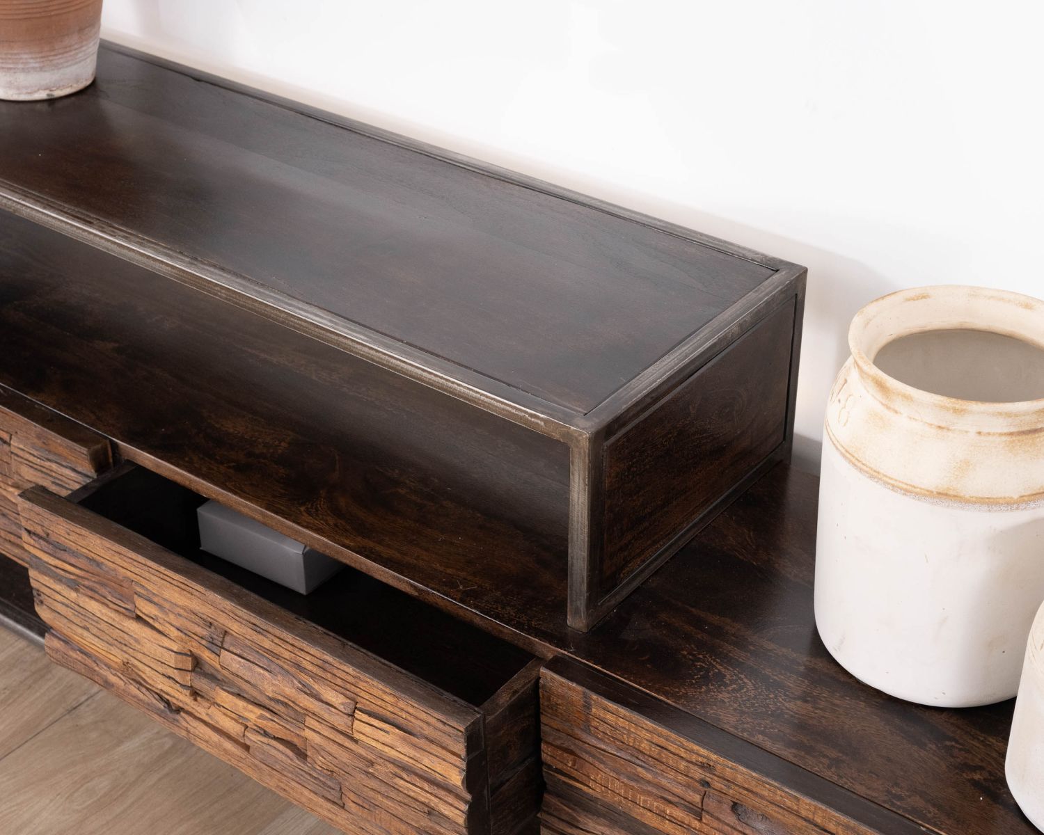 Originale porta TV "Crescendo" in legno e metallo da 195 cm con illuminazione a LED